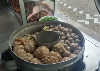 Bakso Pocong Lawang menyediakan bakso dengan berbagai ukuran.