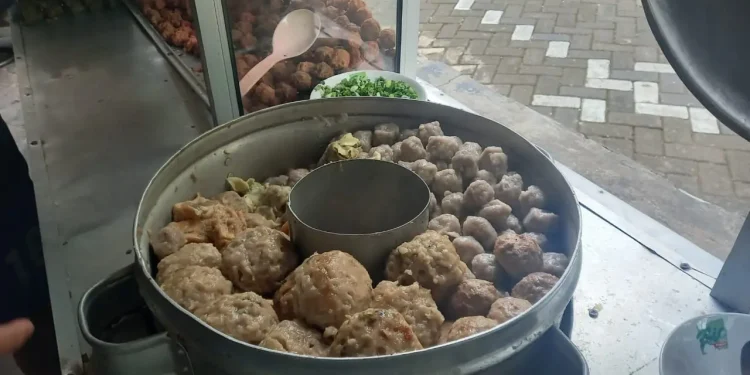 Bakso Pocong Lawang menyediakan bakso dengan berbagai ukuran.