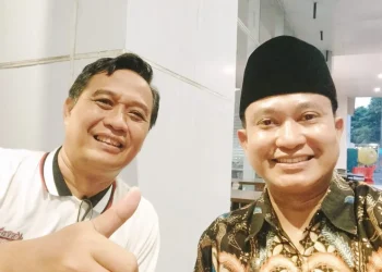 Penulis Abd Aziz (kanan) dan Ketua Umum IDI Daeng Mohammad Faqih.