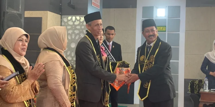 Prosesi pengalungan selempang oleh Dekan FKIP, Dr Hasan Busri MPd, kepada peserta guru profesional di acara yudisium dan pembekalan PPG FKIP Unisma