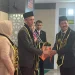 Prosesi pengalungan selempang oleh Dekan FKIP, Dr Hasan Busri MPd,  kepada peserta guru profesional di acara yudisium dan pembekalan PPG FKIP Unisma