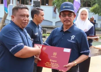 Rektor UIN Malang menyerahkan apresiasi kepada salah satu pegawai.