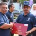 Rektor UIN Malang menyerahkan apresiasi kepada salah satu pegawai.