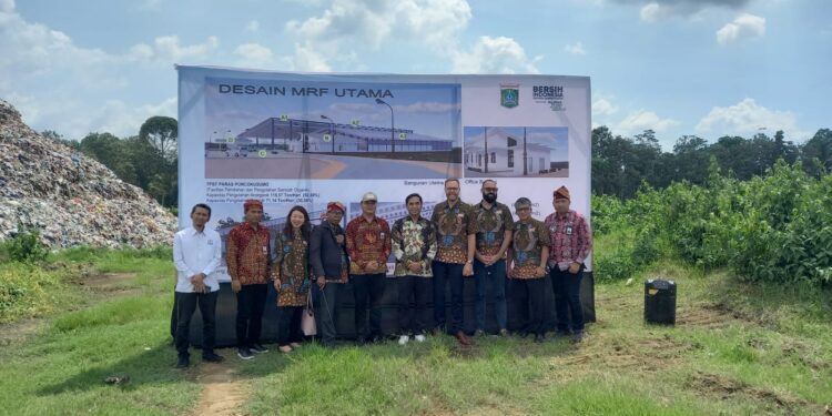 Pemkab Malang bekerja sama Alliance to End Plastic Waste akan membangun MRF di TPA Paras Poncokusumo. Ini merukapan fasilitas pemilahan sampah plastik.