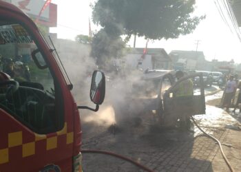 Petugas memadamkan Mobil Daihatsu Zebra Kebakaran di Turen Rabu (31/1/2024) sekitar pukul 05.30 WIB.