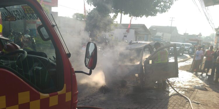 Petugas memadamkan Mobil Daihatsu Zebra Kebakaran di Turen Rabu (31/1/2024) sekitar pukul 05.30 WIB.