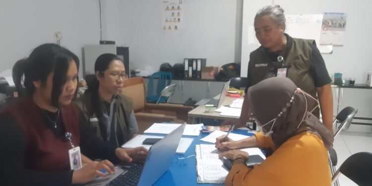 Proses pendaftaran calon Pengawas TPS di Kantor Kecamatan Klojen. Bawaslu Kota Malang membuka pendaftaran.
