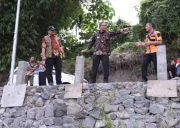 Pj Wali Kota Batu, Aries Agung Paewai, mengecek hasil penanganan rehab renovasi kawasan terdampak bencana tanah longsor di Kelurahan Temas. Bencana di Kota Batu tertinggi tahun 2023.