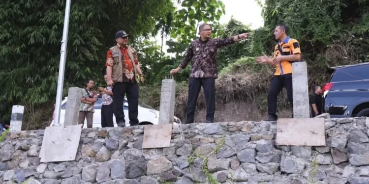 Pj Wali Kota Batu, Aries Agung Paewai, mengecek hasil penanganan rehab renovasi kawasan terdampak bencana tanah longsor di Kelurahan Temas. Bencana di Kota Batu tertinggi tahun 2023.