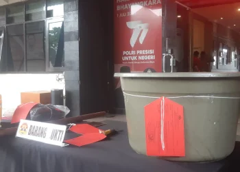 Barang bukti ember dalam kasus pembunuhan dan mutilasi di Kota Malang. Tersangka mutilasi menunjukkan pada temannya.