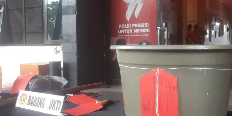 Barang bukti ember dalam kasus pembunuhan dan mutilasi di Kota Malang. Tersangka mutilasi menunjukkan pada temannya.