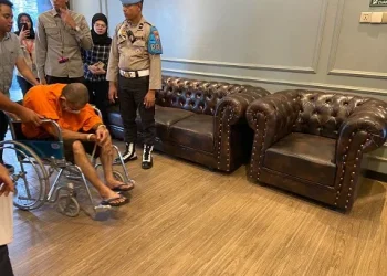 Tersangka mutilasi istri di Kota Malang harus didorong dengan kursi roda usai ambruk.