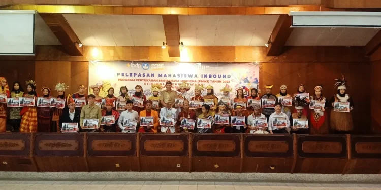 Suasana penutupan program PMM ke-3 STIE Malangkucecwara diikuti para peserta dengan menggunakan pakaian adat.