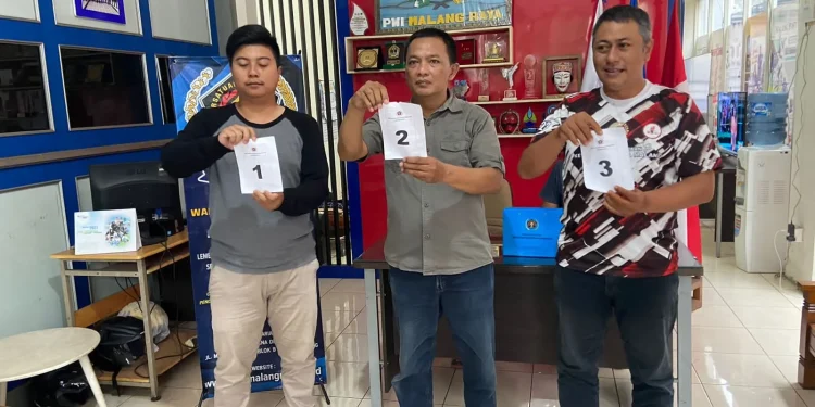 Ketiga calon Ketua PWI Malang Raya saat pengundian nomor urut. (Foto/dok.)