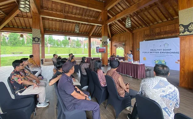 Workshop karyawan Shanaya Resort Malang membuat sabun ramah lingkungan.