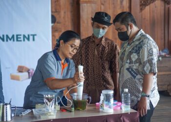 Workshop karyawan Shanaya Resort Malang membuat sabun ramah lingkungan.