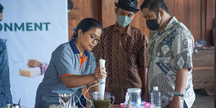 Workshop karyawan Shanaya Resort Malang membuat sabun ramah lingkungan.