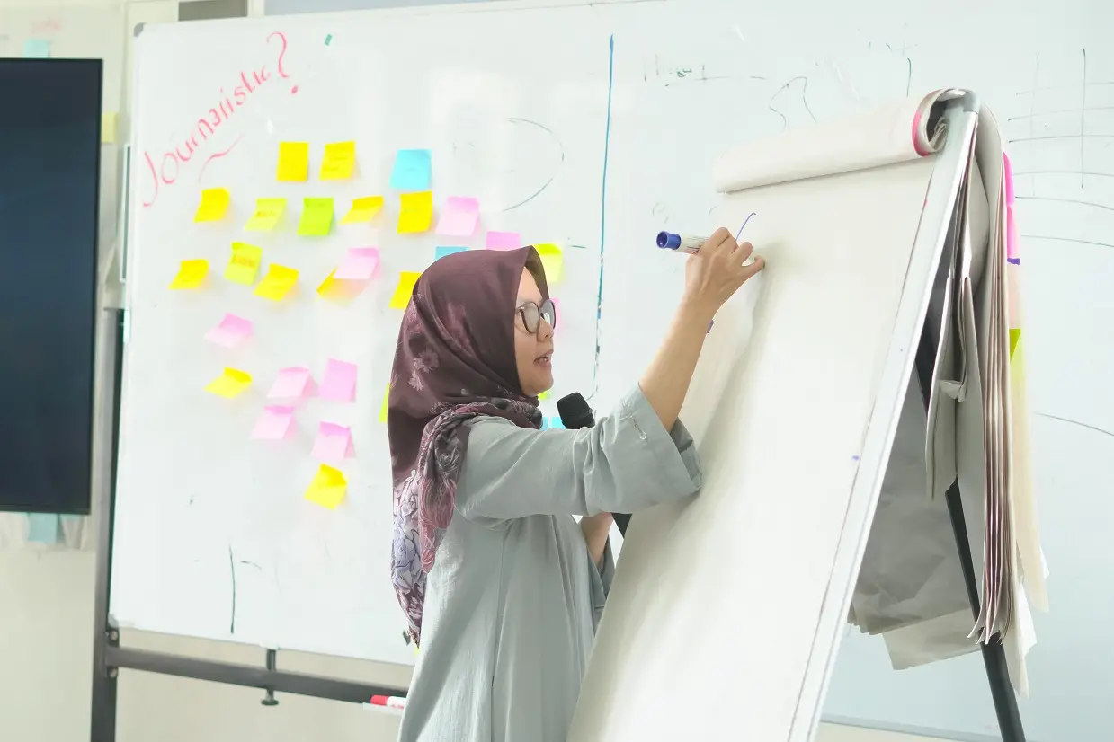 Salah satu coach saat memberikan materi.