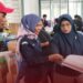 Ketua KPU Kota Malang, Aminah Asminingtyas mengecek surat suara Pemilu 2024 (dok.)