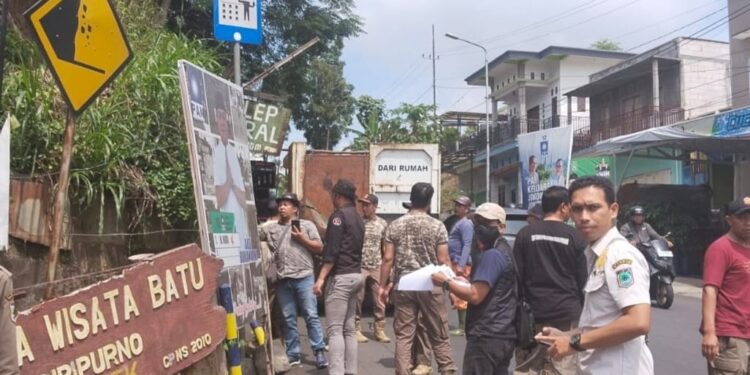Penertiban APK melanggar aturan di Kota Batu, Jawa Timur. Foto: Bawaslu Kota Batu