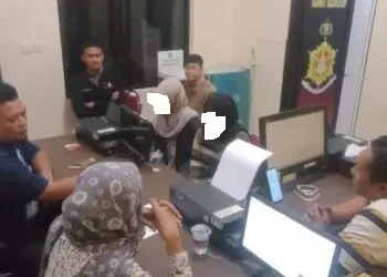 Petugas meminta keterangan pada dua mahasiswa yang hampir jadi korban begal. Foto: Polsek Poncokusumo