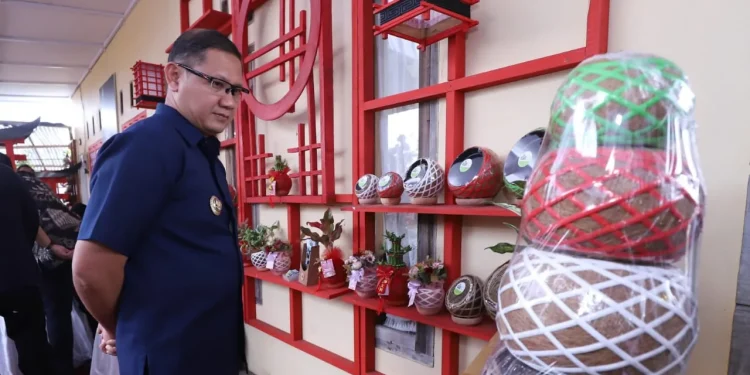 PJ Wali Kota Batu melihat Kokedama