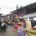 Potret keramaian pengunjung yang tengah berburu jajanan dan minuman di Pasar Laron, Kota Batu, Jawa Timur selama momen Nataru 2024. PKL alun-alun Kota Batu panen omzet besar.