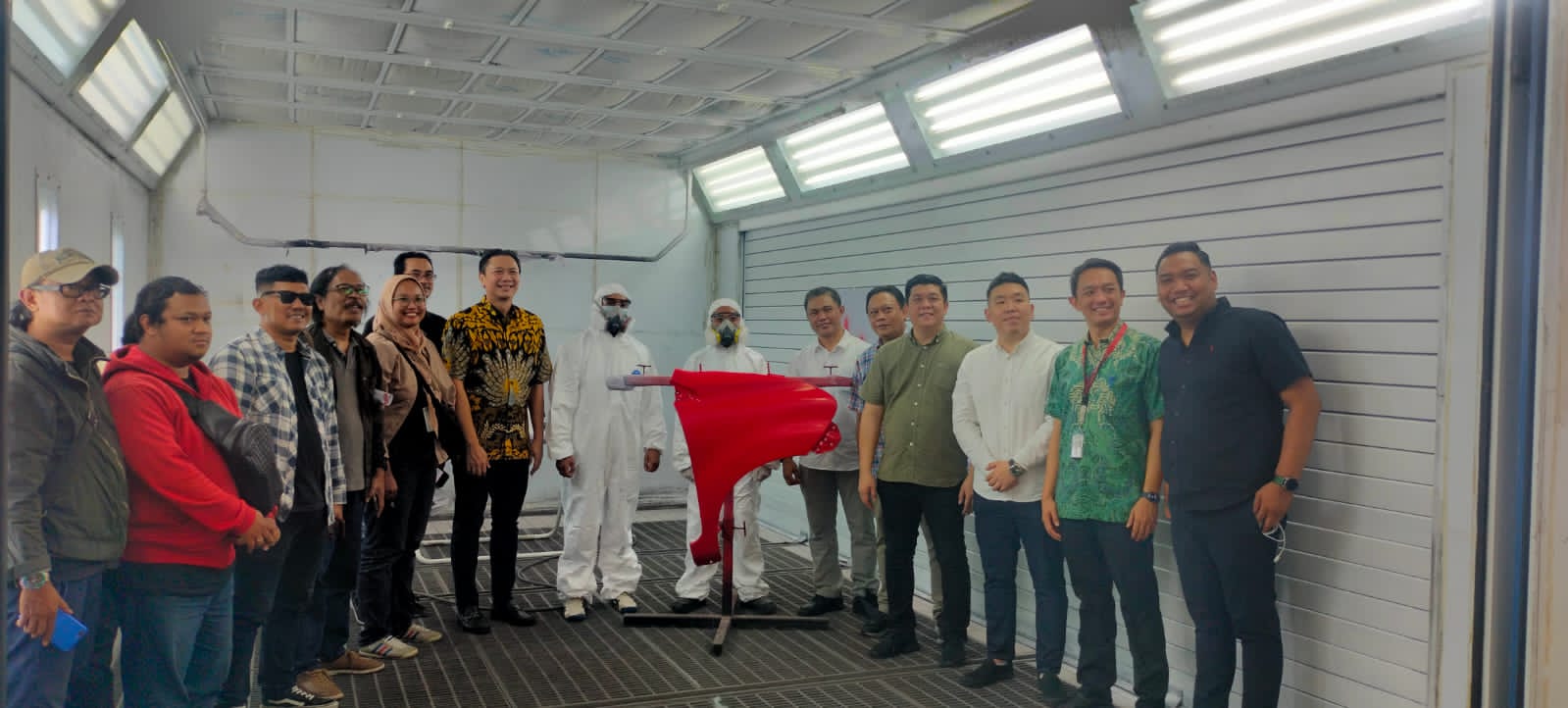 Haris Prasetya (Baju batuk kuning); Buddy Sukmawan (Baju Putih); Albert Yonathans (Baju Hijau) dari Auto2000 dalam experience media forum Malang Raya.