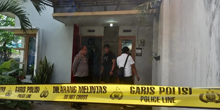 Rumah tempat meninggalnya satu keluarga di Pakis. Kini ditemukan fakta baru kasus bunuh diri tersebut.