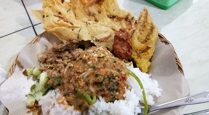 Rekomendasi 5 warung nasi pecel di Kota Malang yang cukup enak dan sedap.