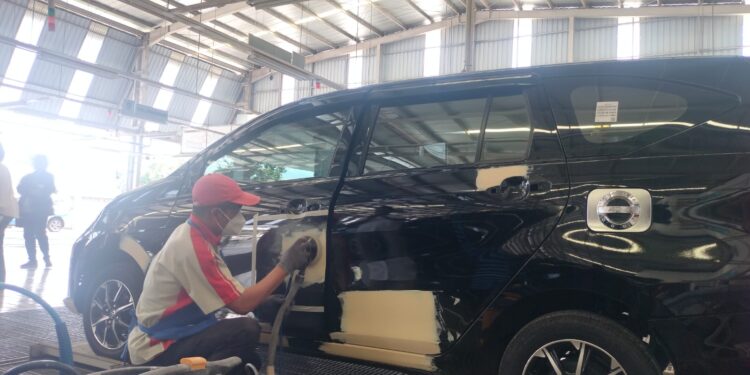 Proses pengerjaan di Auto 2000 BP Center Malang.