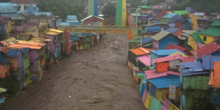 Alaram EWS di Kampung Warna Warni Jodipan Kota Malang menyala saat air sungai meluap. Ini salah satu pendeteksi banjir di Kota Malang.