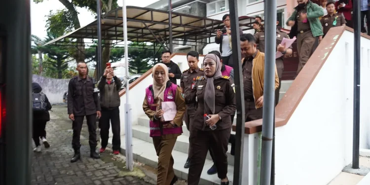 Kepala Dinkes Kota Batu, Kartika Trisulandari, berbaju dinas dan mengenakan rompi tahanan. Ia terbukti dinyatakan terlibat perkara korupsi pembangunan gedung Puskesmas Bumiaji.
