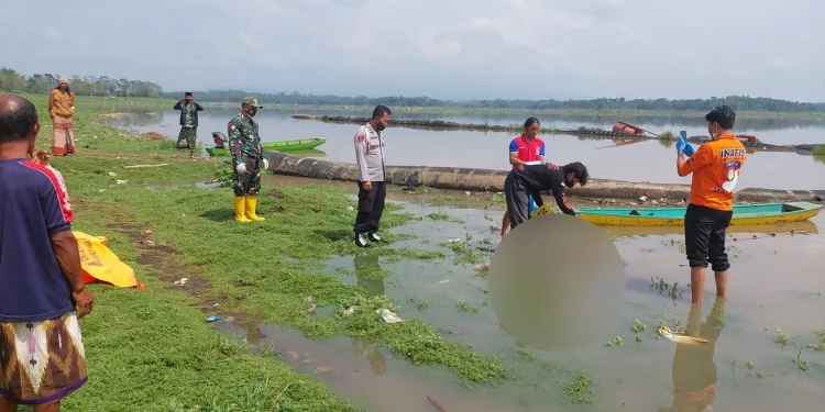 Petugas mengevakuasi mayat mahasiswa tewas di Sungai Brantas.