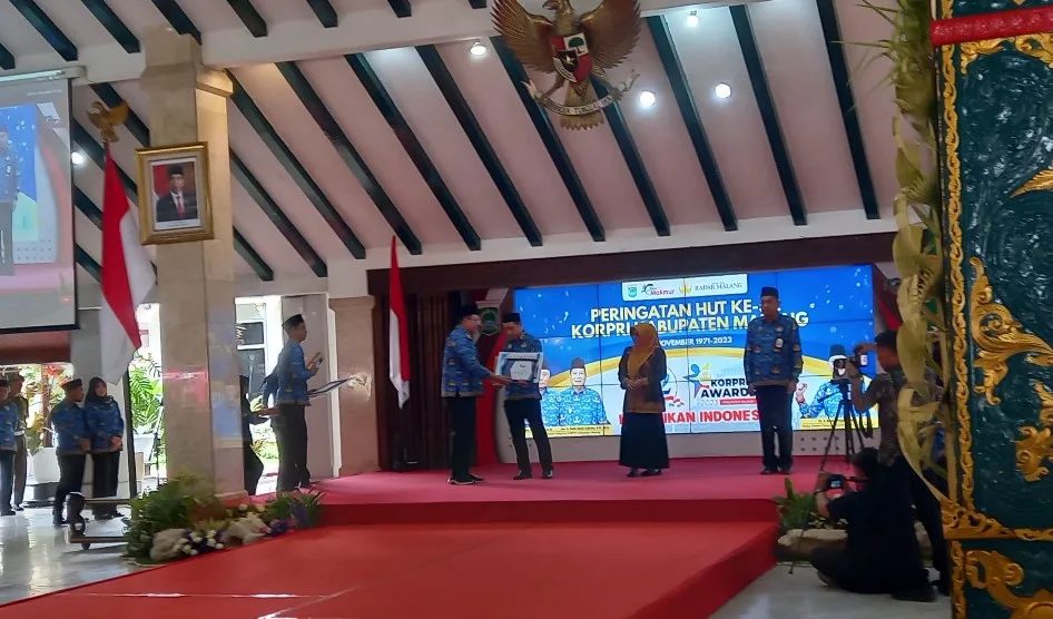 Dzulfikar saat menerima penghargaan KORPRI Awards.
