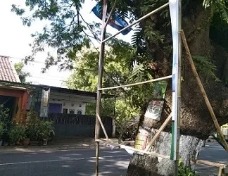 APK milik caleg Partai Demokrat yang dirusak.