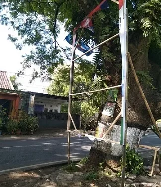 APK milik caleg Partai Demokrat yang dirusak.