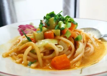 Mi Gomak, makanan khas Batak saat disajikan.