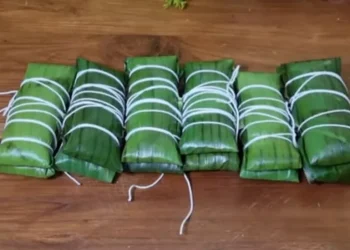 Burasa yang sudah selesai diikat dan siap dikukus.