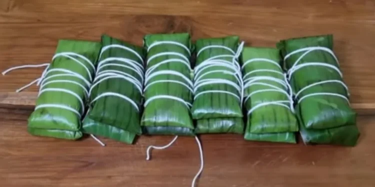 Burasa yang sudah selesai diikat dan siap dikukus.