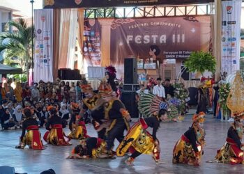 Penutupan dies natalis ke-61 SMKN 2 Kota Malang berlangsung meriah dengan penampilan opera drama yang ditampikan guru dan juga siswa