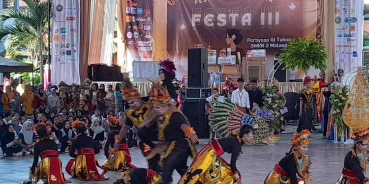 Penutupan dies natalis ke-61 SMKN 2 Kota Malang berlangsung meriah dengan penampilan opera drama yang ditampikan guru dan juga siswa