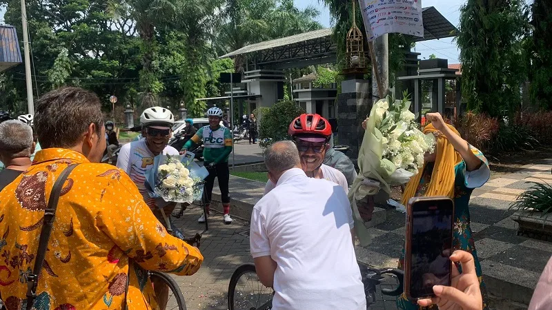 dr Sadi bersama tin mendapat sambutan dari pendukungnya. 