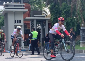 dr Sadi (depan) saat finish di kampus Universitas Brawijaya Malang.
