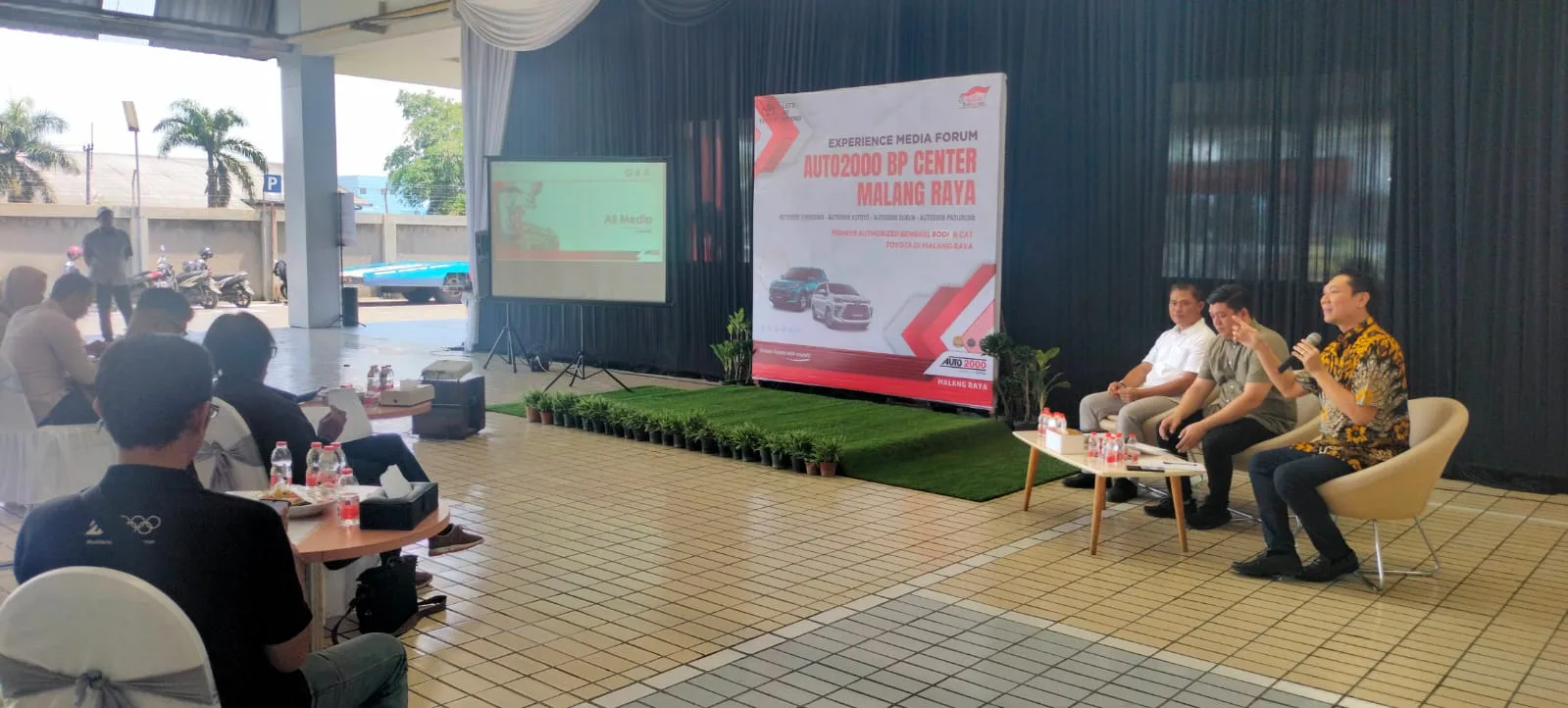 Sesi pemaparan dari pihak Auto 2000.