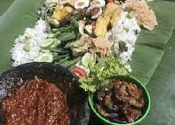 Nasi Liwet yang disajikan pada selembar daun pisang.