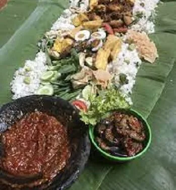 Nasi Liwet yang disajikan pada selembar daun pisang.