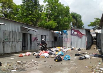 Tumpukan sampah liar yang dibuang di kawasan bekas pasar relokasi Kota Batu.