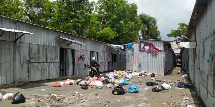 Tumpukan sampah liar yang dibuang di kawasan bekas pasar relokasi Kota Batu.