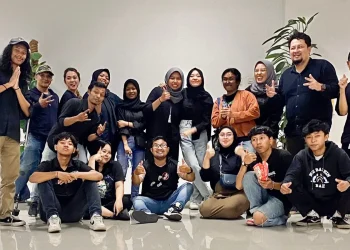 Foto bersama panitia acara dan CEO di acara Stand Up Comedy yang diselenggarakan Tugu Media. Ini salah satu kegiatan saat magang di Tugu Media Group.